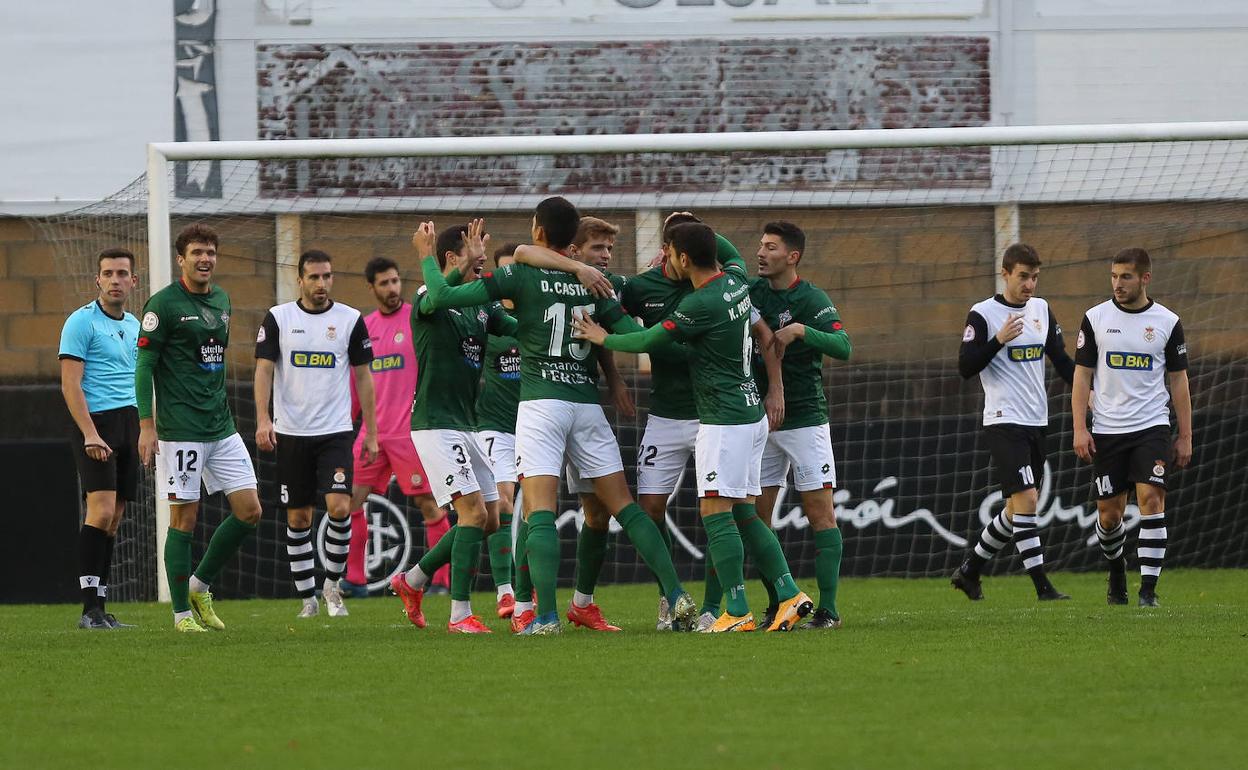 Los jugadores del Racing de Ferrol celebran uno de los tantos.