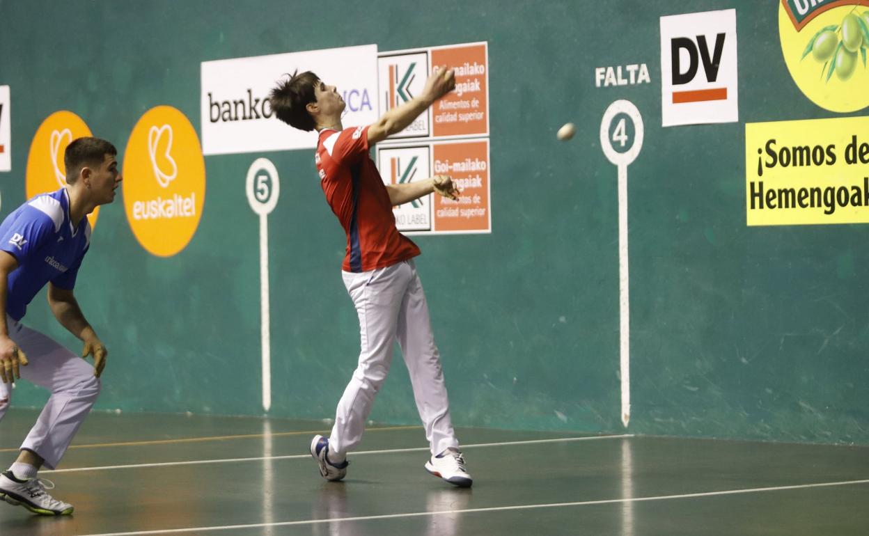 Martxel Iztueta suelta un derechazo ayer en el Astelena. 