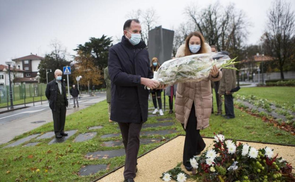 Ofrenda floral del PP vasco en recuerdo a José Luis Caso