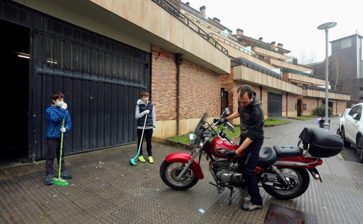 Los vecinos continúan con la limpieza pero respiran ya más tranquilos