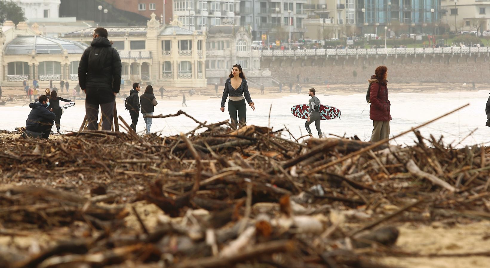 Surfeando ramas en La Concha.