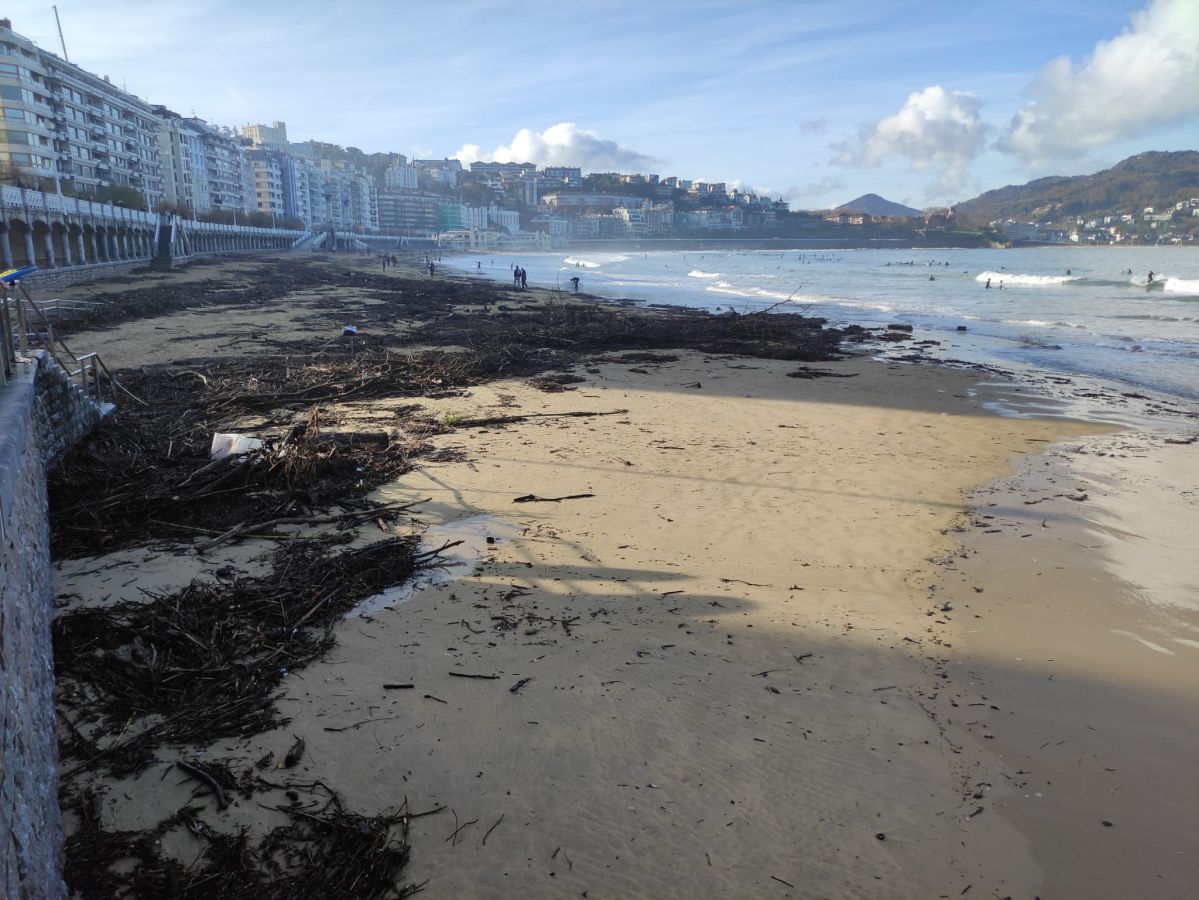 Suciedad tras el temporal en la playa de La Concha