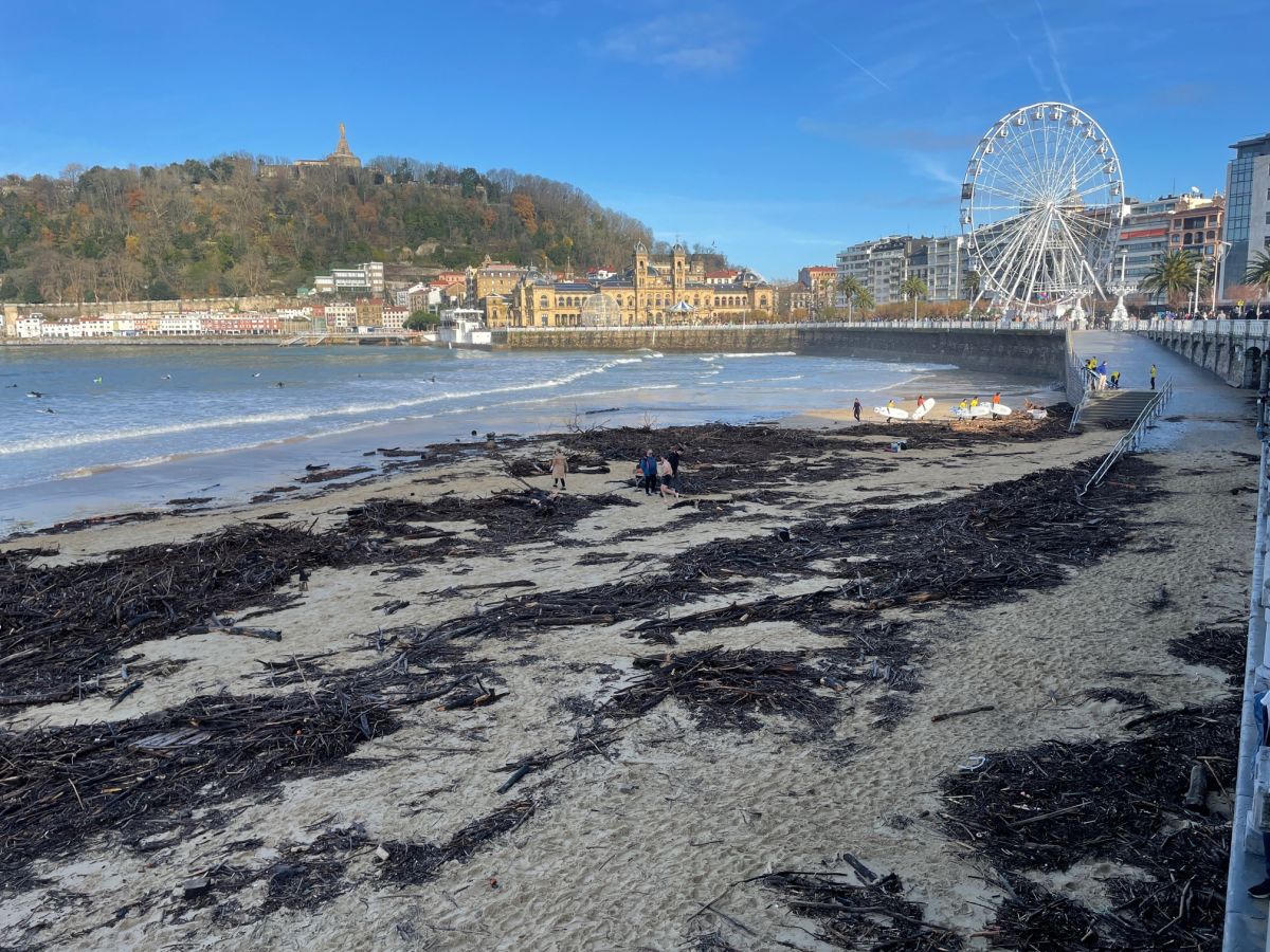 Suciedad tras el temporal en la playa de La Concha