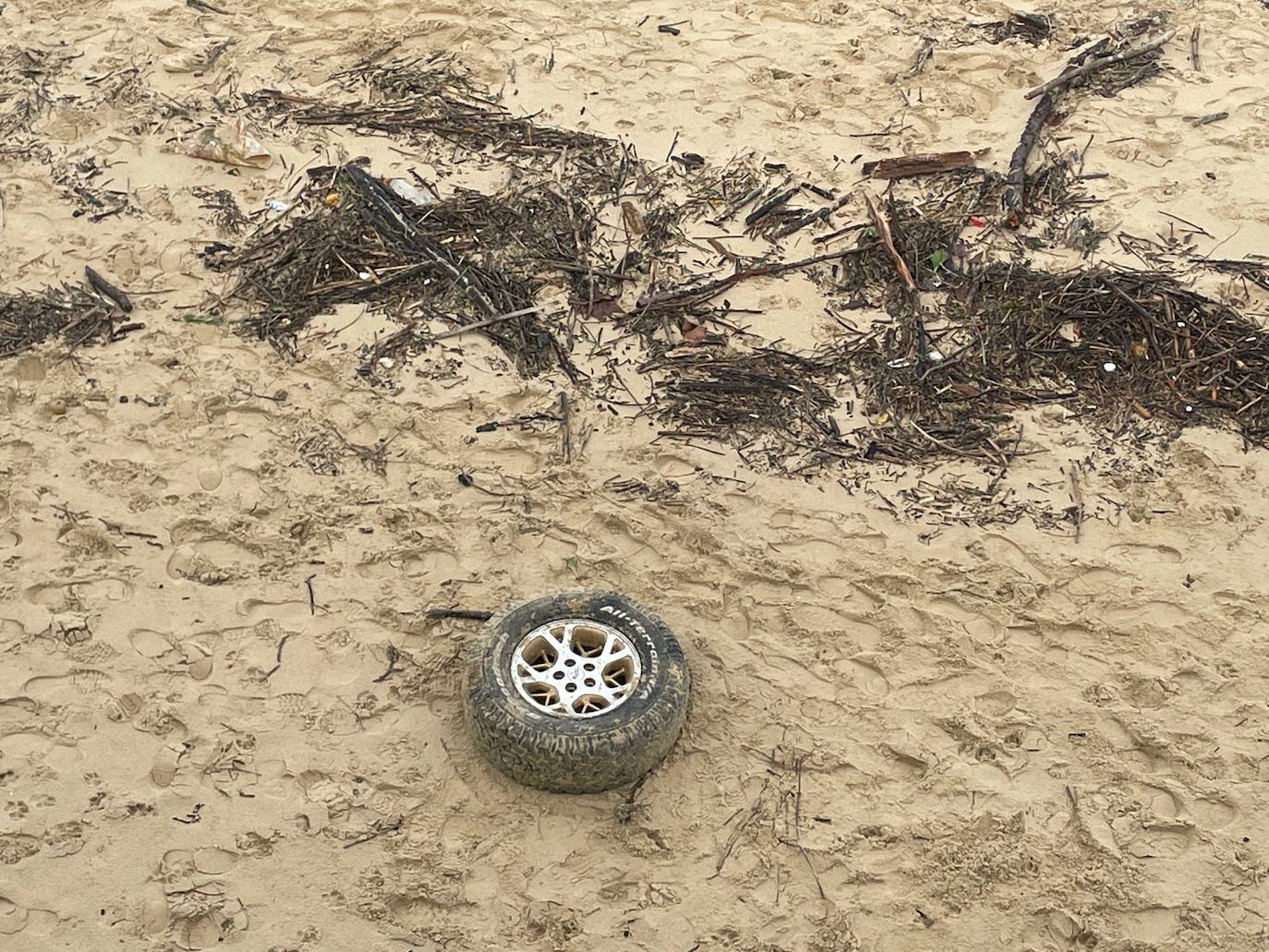 Suciedad tras el temporal en la playa de La Concha