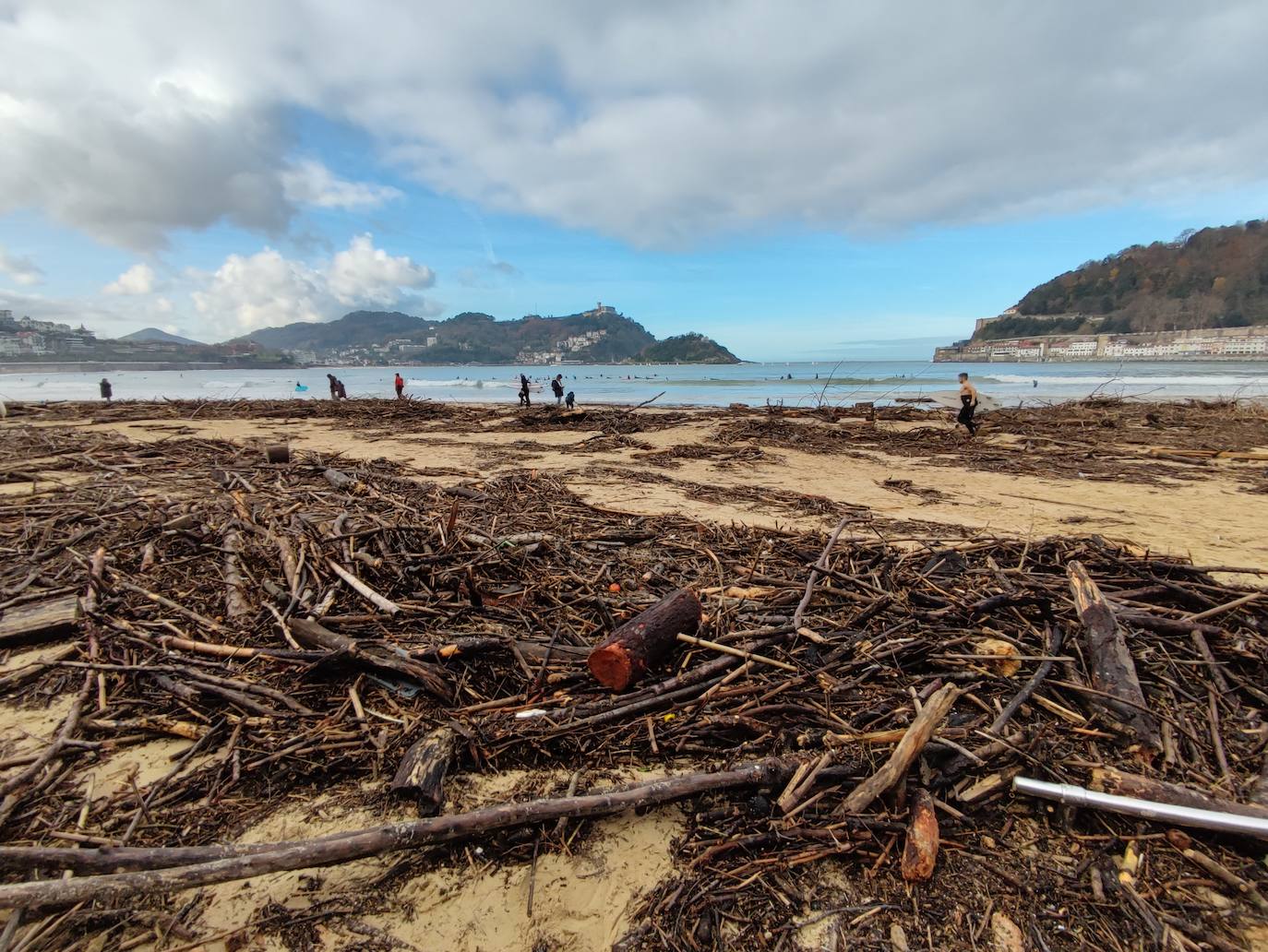 Suciedad tras el temporal en la playa de La Concha