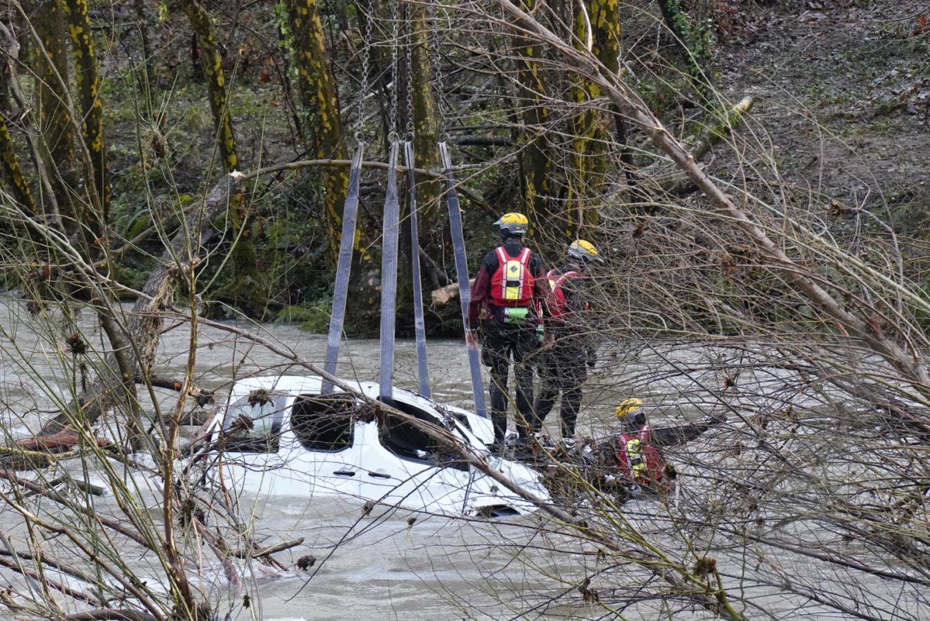 Fotos: Rescatan del río Bidasoa en Lesaka el cuerpo del vecino de Elizondo