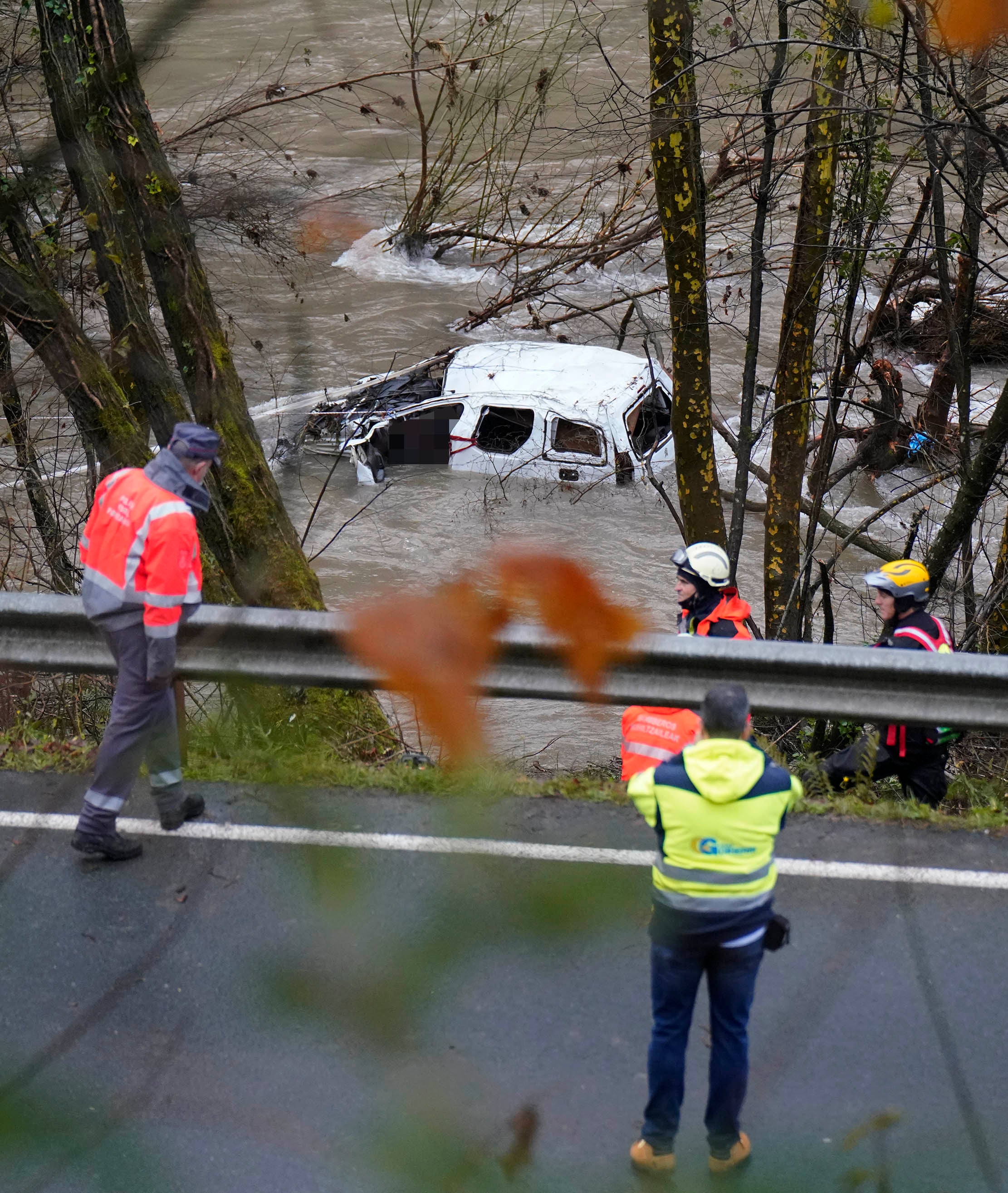 Fotos: Rescatan del río Bidasoa en Lesaka el cuerpo del vecino de Elizondo