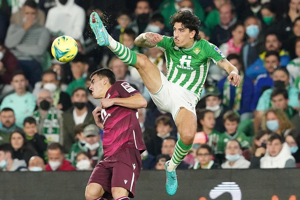 Héctor Bellerín despeja, en posible falta, ante Ander Barrenetxea. 