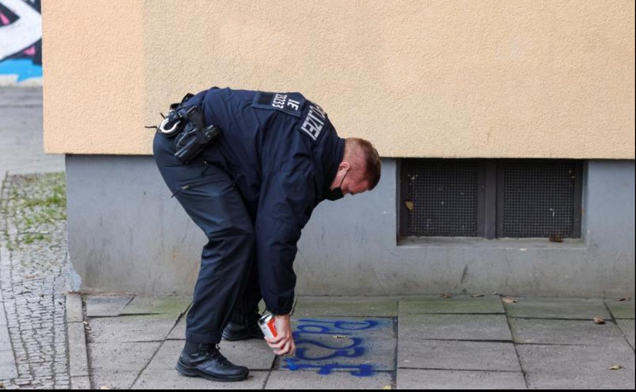 Un policía marca una zona de protección para la neutralización del artefacto.