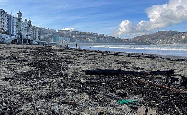 El temporal deja un rastro de suciedad en las playas guipuzcoanas