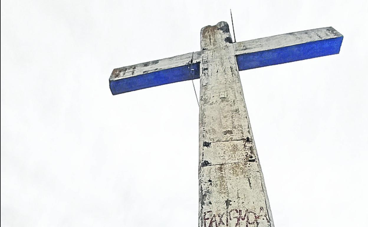 Fragmentos de cemento en la base seccionada de la cruz. 