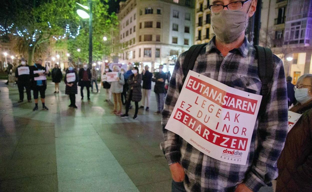 Manifestante en las calles de Donostia a favor de la eutanasia.