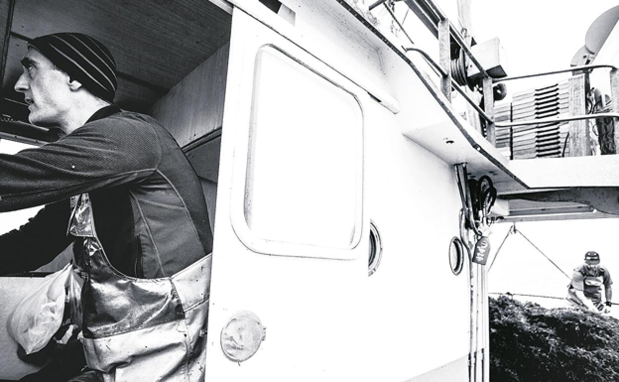 Los arrantzales Alberto Zapiain y Andoni Michelena trabajan en el barco Mariñel de Hondarribia.