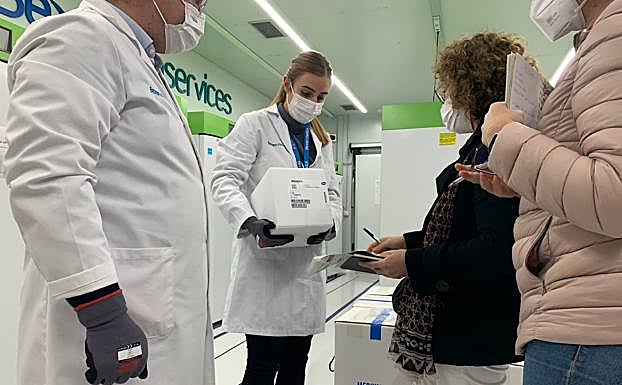 Las 60.000 vacunas ya han llegado a Euskadi.