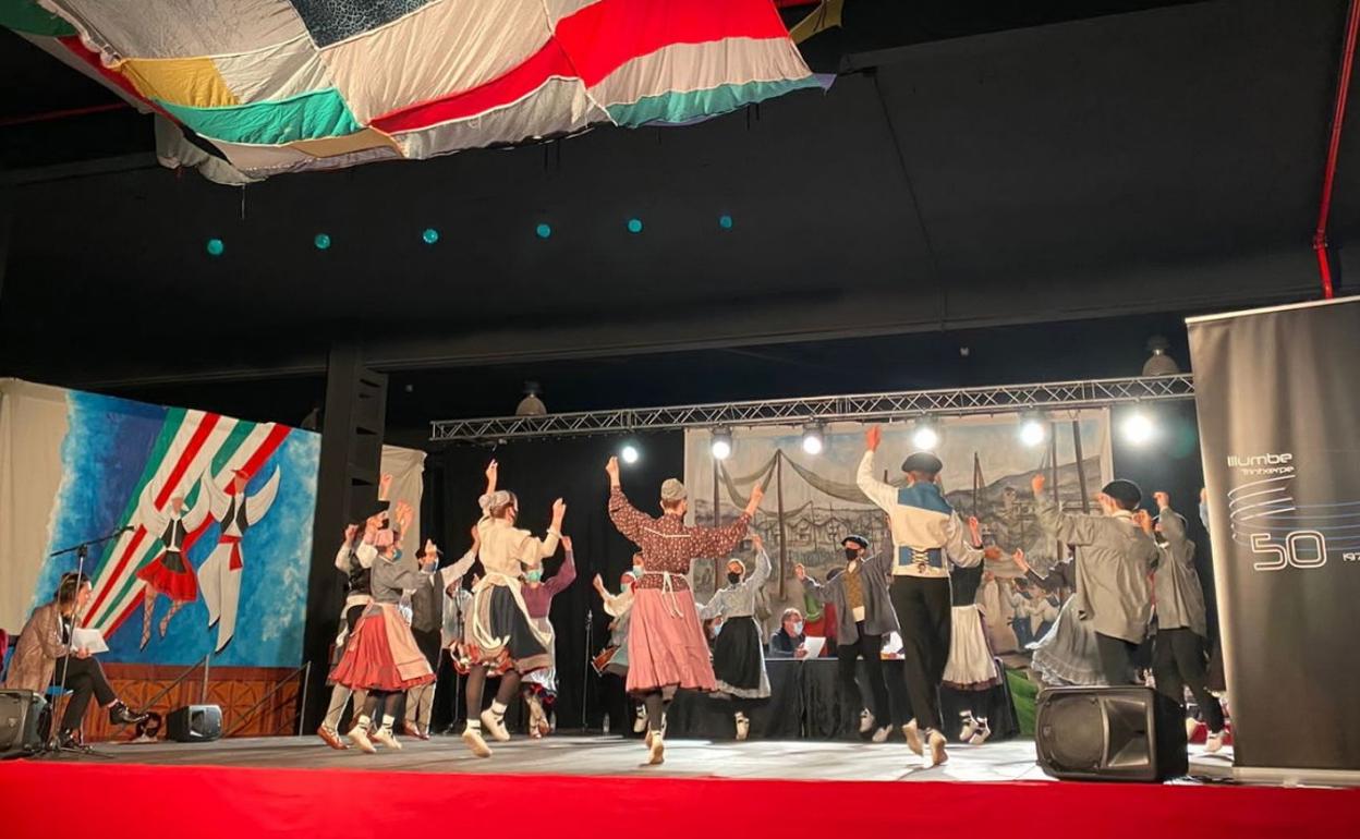 Todos los participantes poniendo el broche al 65 Campeonato guipuzcoano de baile infantil a lo suelto celebrado en Casa Ciriza de Trintxerpe.