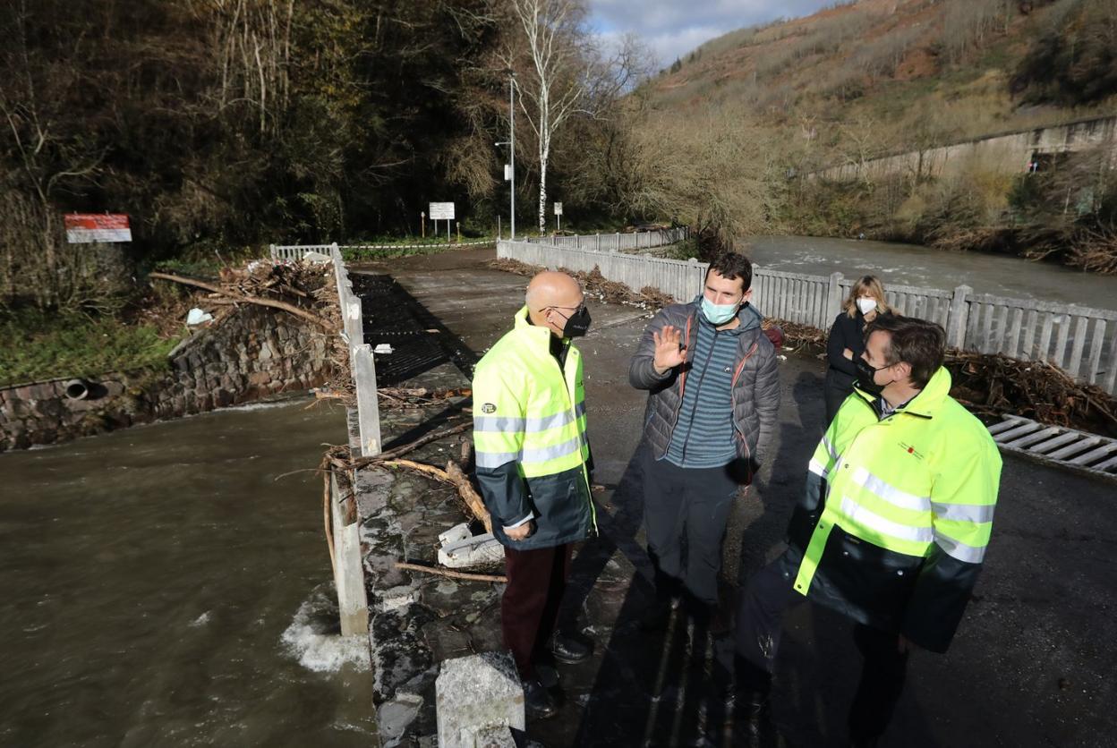 El consejero en Doneztebe, con concejales, comprobando hasta dónde llegó el río. 