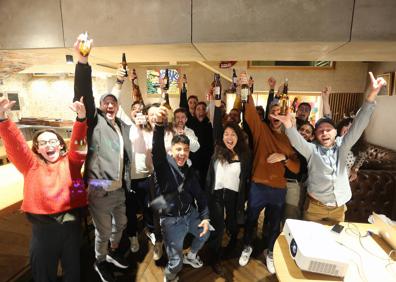 Imagen secundaria 1 - Los cuatro chefs que han recibido la segunda estrella Michelin.En el interior del Amelia se vivió con expectación la gala y luego estalló la alegría por el nuevo reconocimiento.