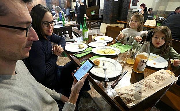 «Los bares pequeños deben poder exigir el pasaporte Covid en el interior del local»