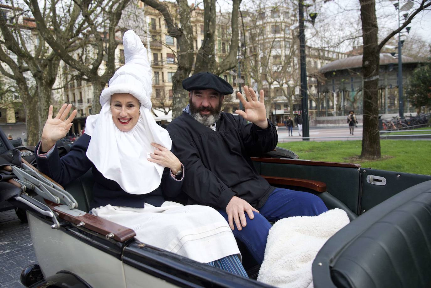Olentzero y Mari Domingi recorrieron el pasado año en coche descapotable los barrios de Donostia