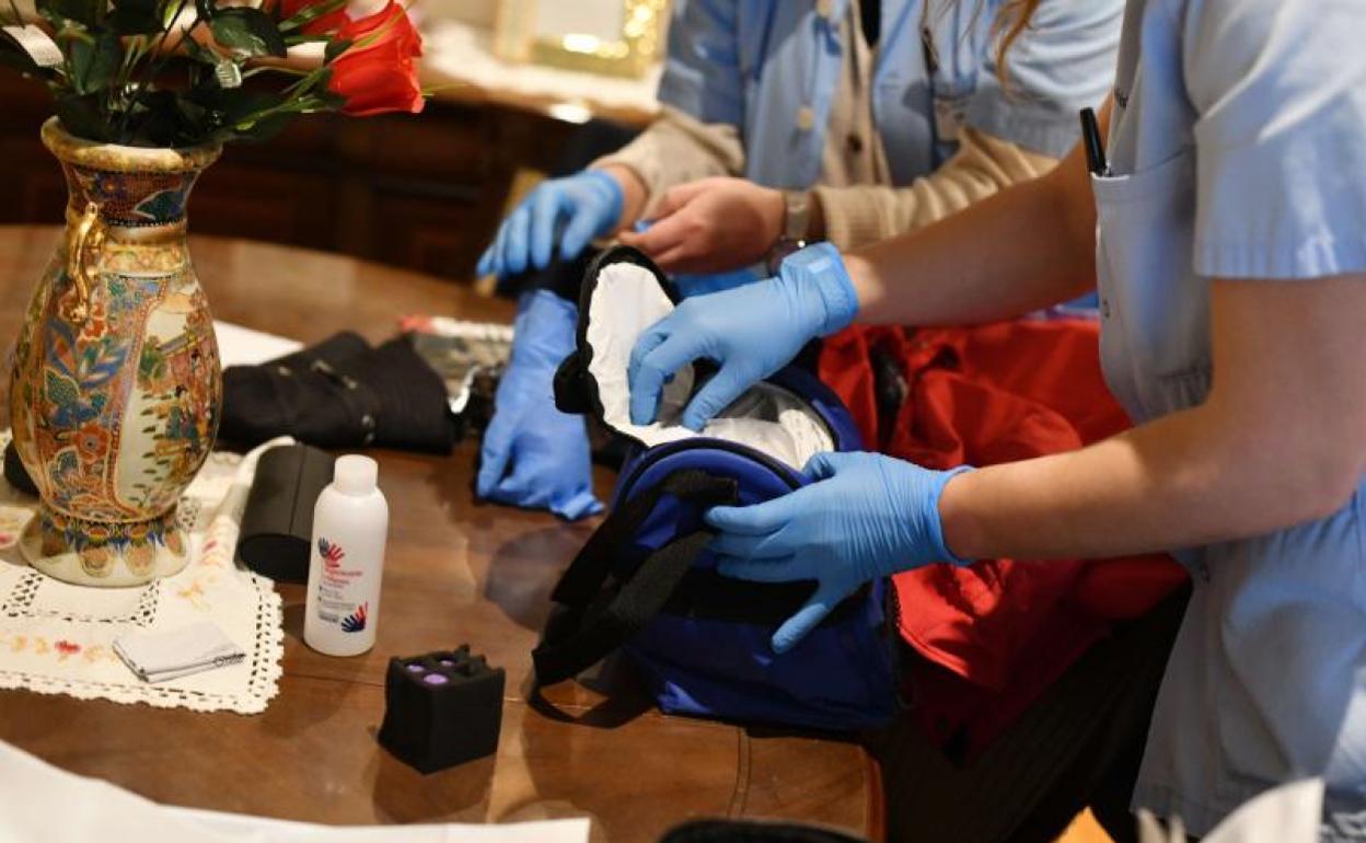 Enfermeras dispuestas a vacunar en un domicilio. 