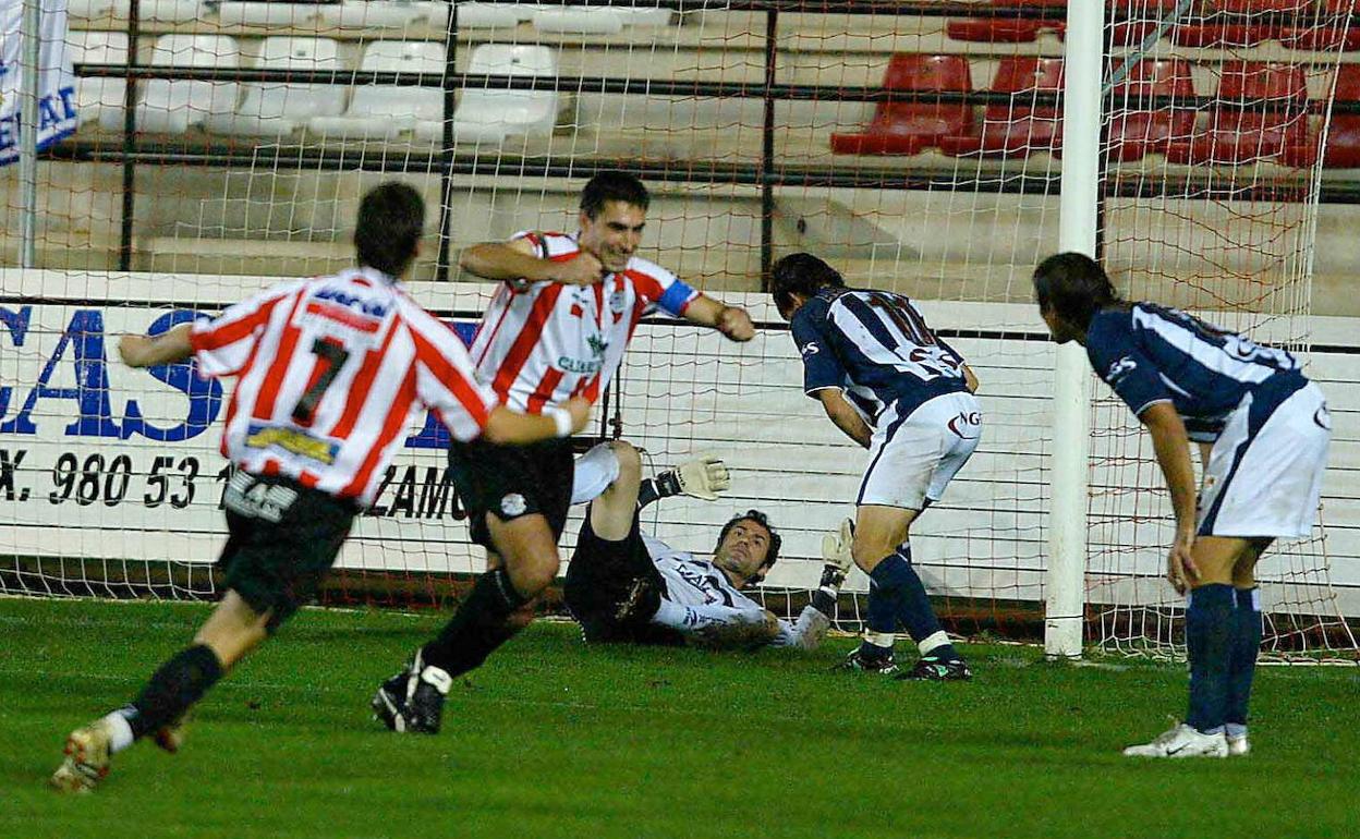 Igor San Miguel corre a celebrar el gol que marcó a la Real en la eliminatoria de Copa que enfrentó al Zamora con el cuadro txuri-urdin en 2005.