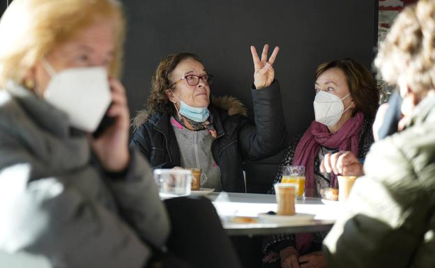 Mertxe Zabala y sus compañeras de gimnasia, tomándose un café tras hacer una hora de gimnasia en un polideportivo municipal donostiarra. Aunque lo llevaban, no les han pedido el pasaporte Covid en ninguno de los dos recintos