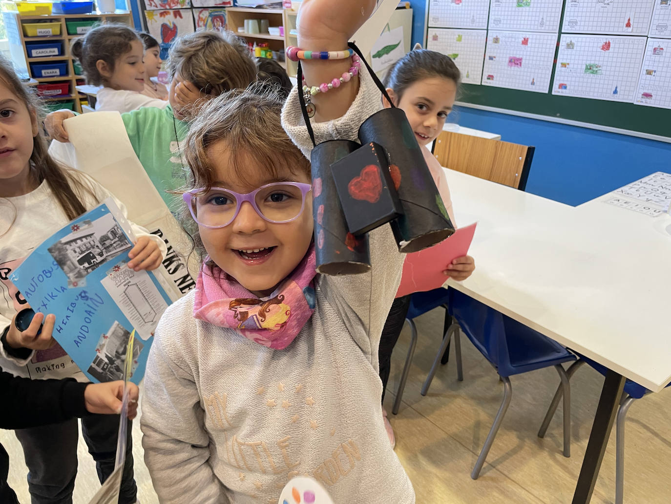 Los niños de Infantil, con un trabajo de Plástica.