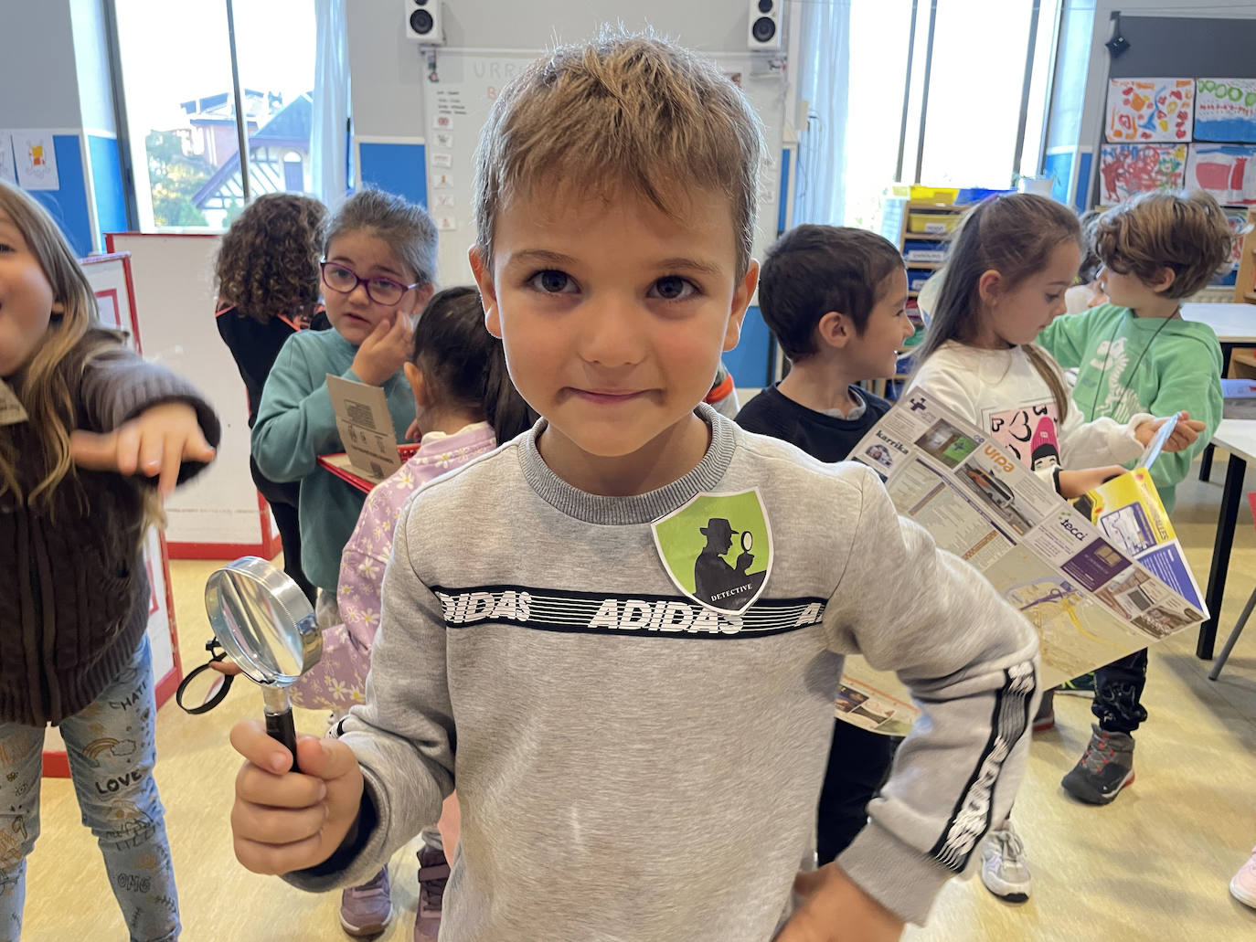 Los niños de Infantil, con un trabajo de Plástica.