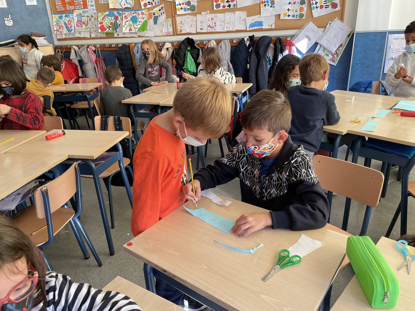 Los niños de Primaria, jugando y creando.