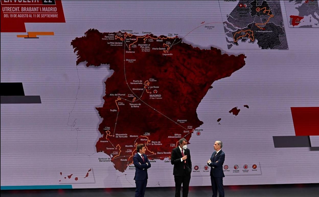 El director general de la Vuelta, Javier Guillén, en el centro, durante la presentación del recorrido de 2022. 