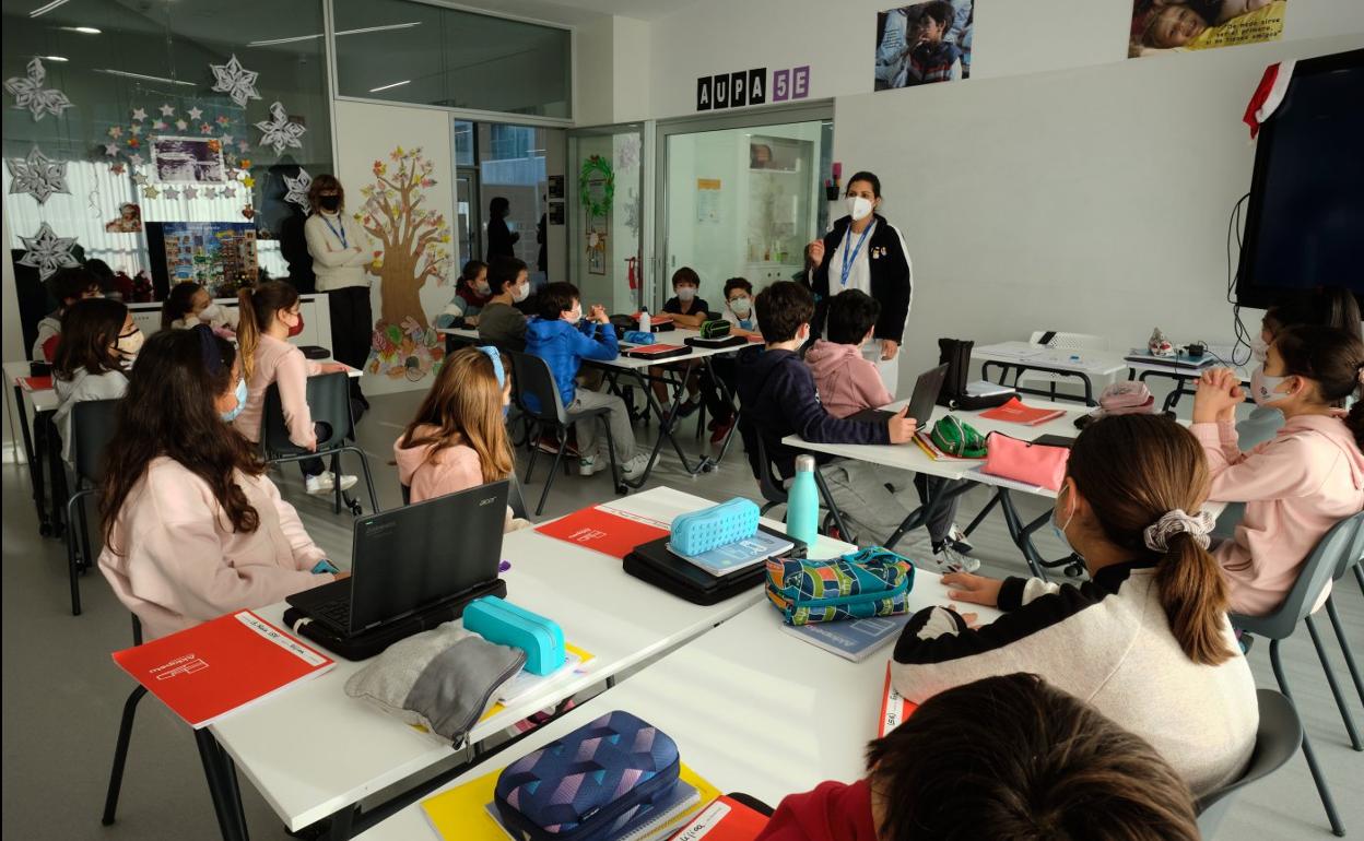 Naiara Cayetano, enfermera en Aldapeta Maria Ikastetxea, recuerda las medidas covid a alumnos de Primaria. 