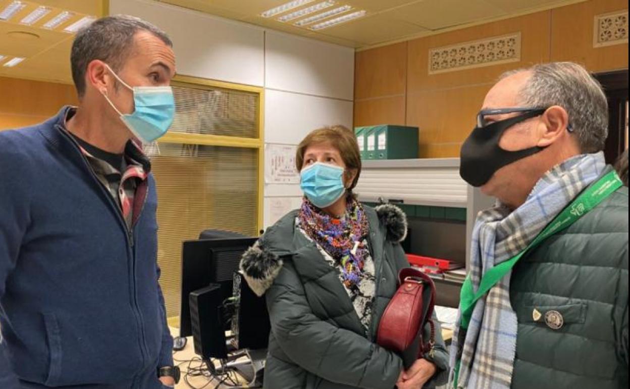 Julen Arzuaga conversa con los padres de Iñigo Cabacas este miércoles en el Parlamento.