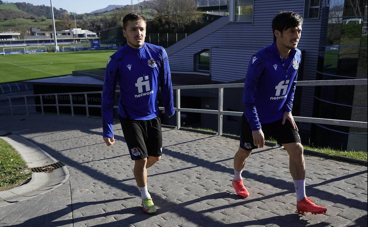 Gorosabel y David Silva, subiendo a entrenar en Zubieta.