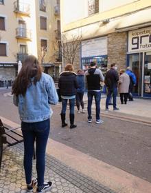 Imagen secundaria 2 - «Es más cómodo llevar el pasaporte Covid en la cartera que en el móvil»