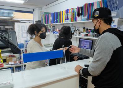 Imagen secundaria 1 - «Es más cómodo llevar el pasaporte Covid en la cartera que en el móvil»