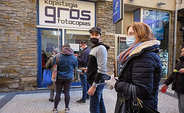 Imagen principal - «Es más cómodo llevar el pasaporte Covid en la cartera que en el móvil»