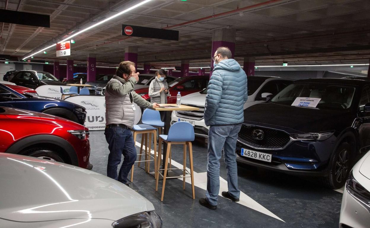 Un cliente se interesa por un vehículo de ocasión durante un 'outlet' celebrado este año en el parking de Garbera. 