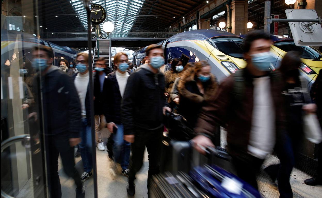 Pasajeros con mascarilla en la terminal ferroviaria del Eurostar en París. 