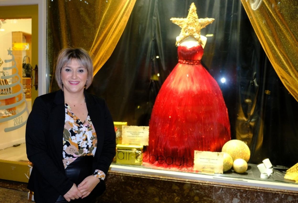 Gorane Domínguez delante del escaparate ganador.