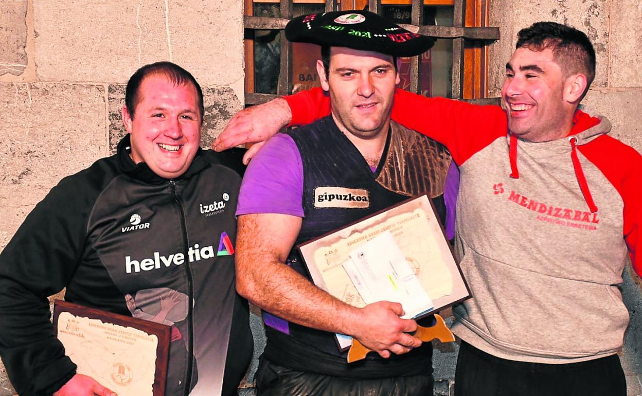 Iñigo Eizagirre, Jokin Eizmendi eta Jon Unanue 'Goenatxo III'.a sari banaketan Asteasuko plazan. 
