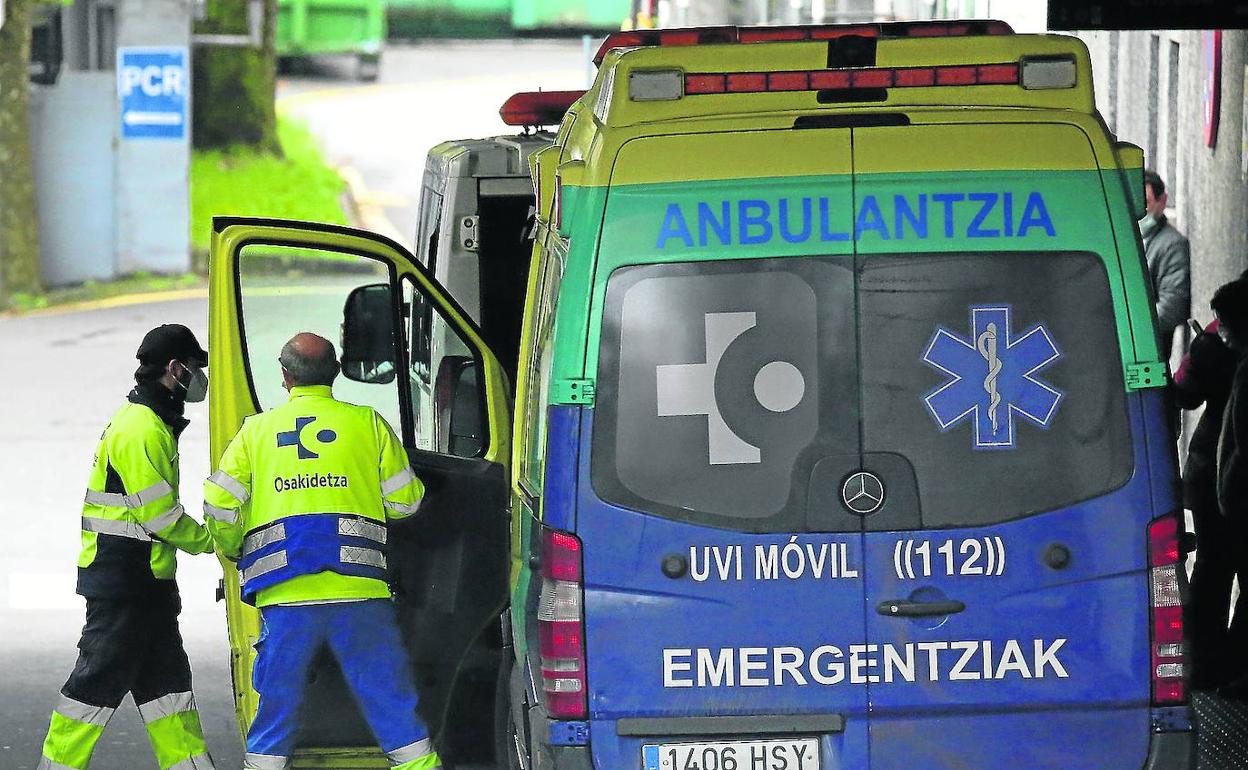 Una ambulancia medicalizada accede a la zona de urgencias del Hospital Universitario Donostia.