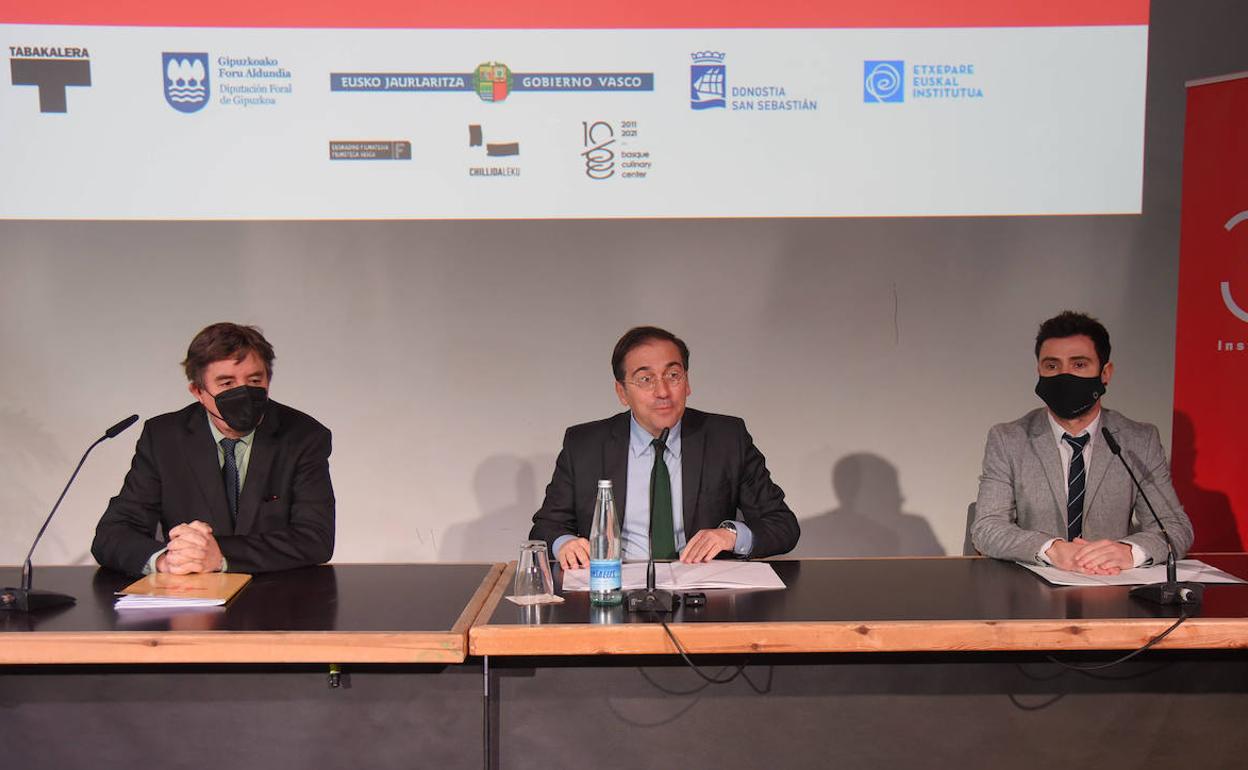 El director del Instituto Cervantes, Luis García Montero; el ministro de Asuntos Exteriores, José Manuel Albares, y el diputado foral de Cultura, Harkaitz Millán, este lunes en Tabakalera.