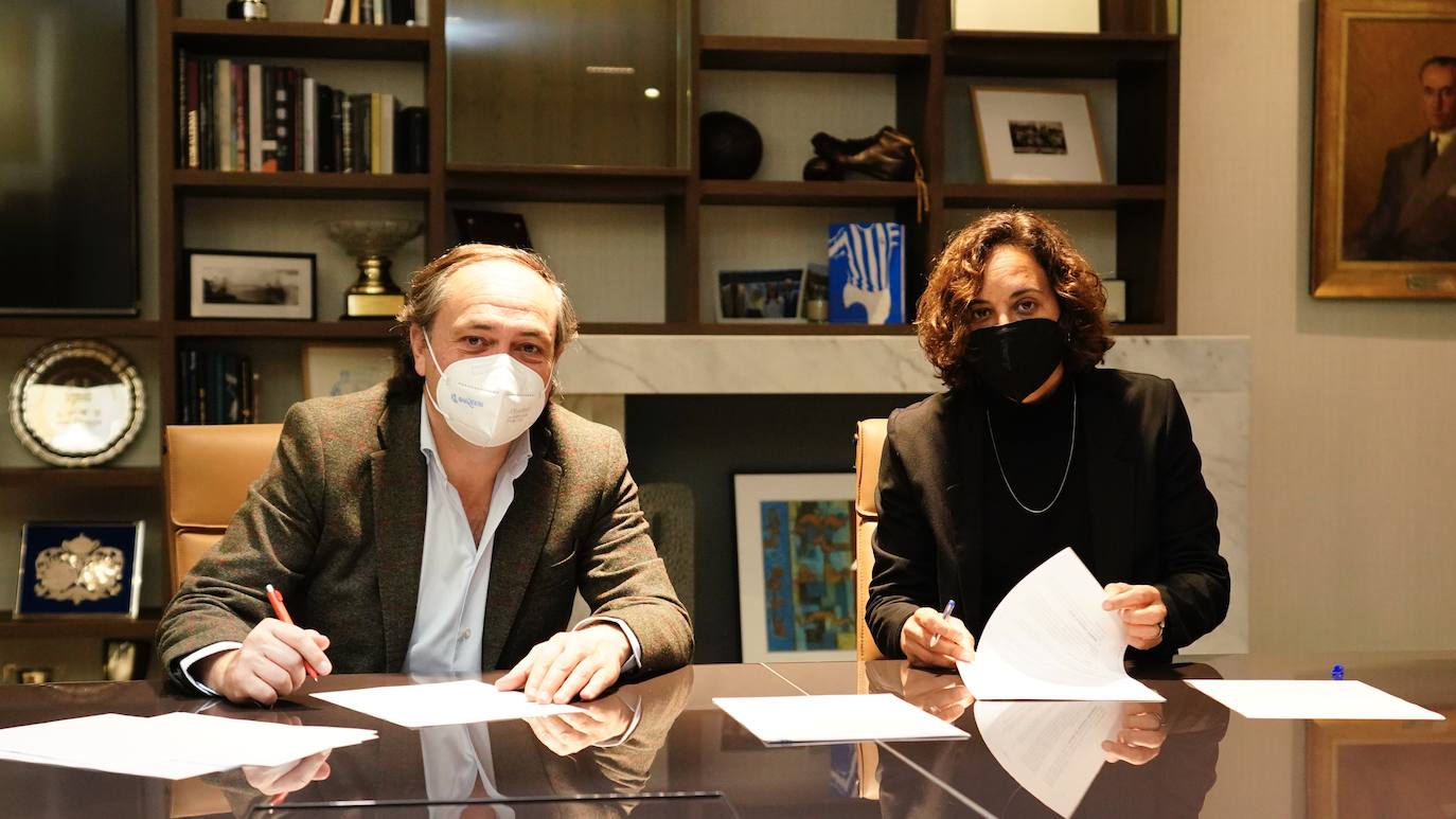 Jokin Aperribay y Natalia Arroyo se disponen a firmar el nuevo contrato de la entrenadora.