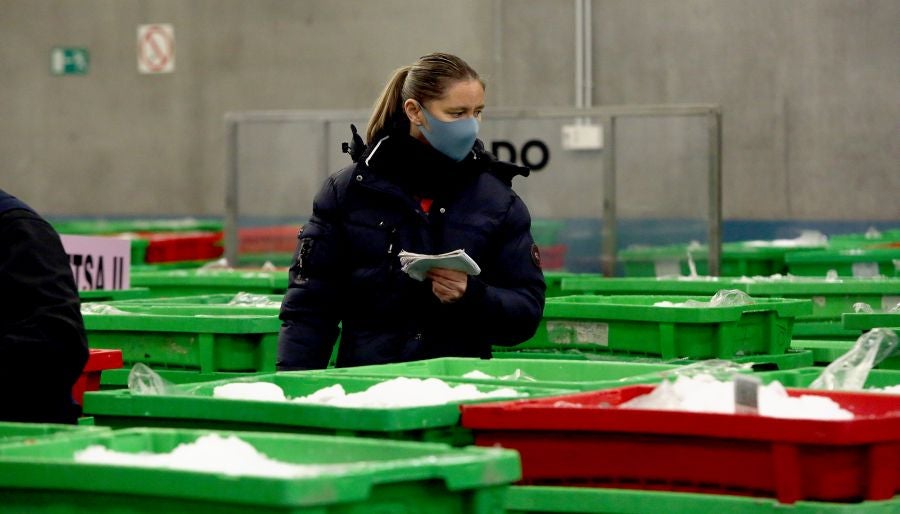 Fotos: Las dudas llegan a la lonja de pescado