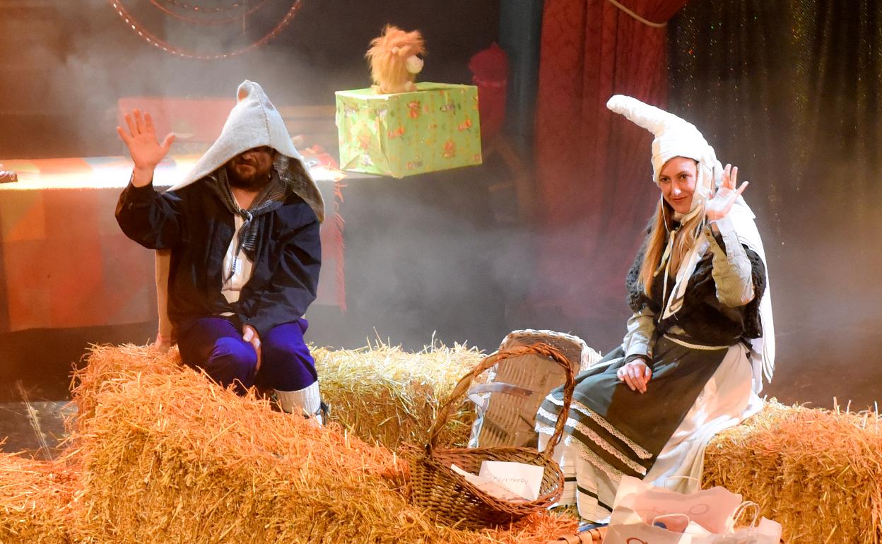Olentzero y Mari Domingi en la carpa de Gure Zirkua el año pasado. 