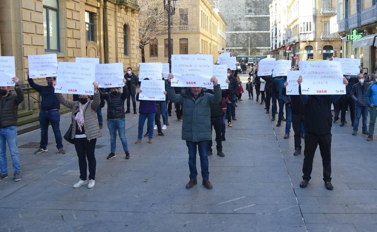 Trabajadores del primer sector se han manifestado este martes frente al centro cultural Koldo Mitxelena. 