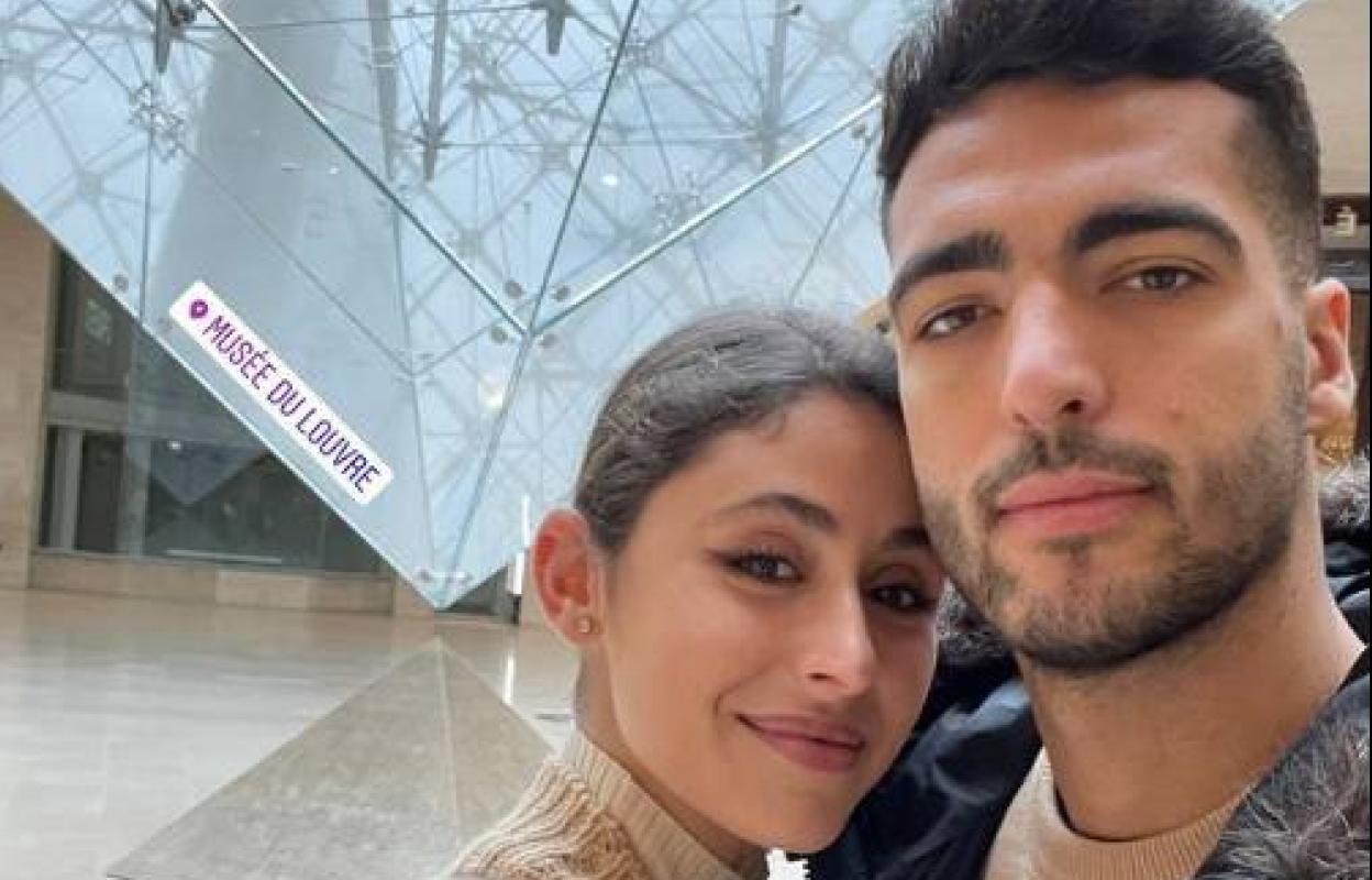 Mikel Merino y su pareja disfrutando del Museo del Louvre.