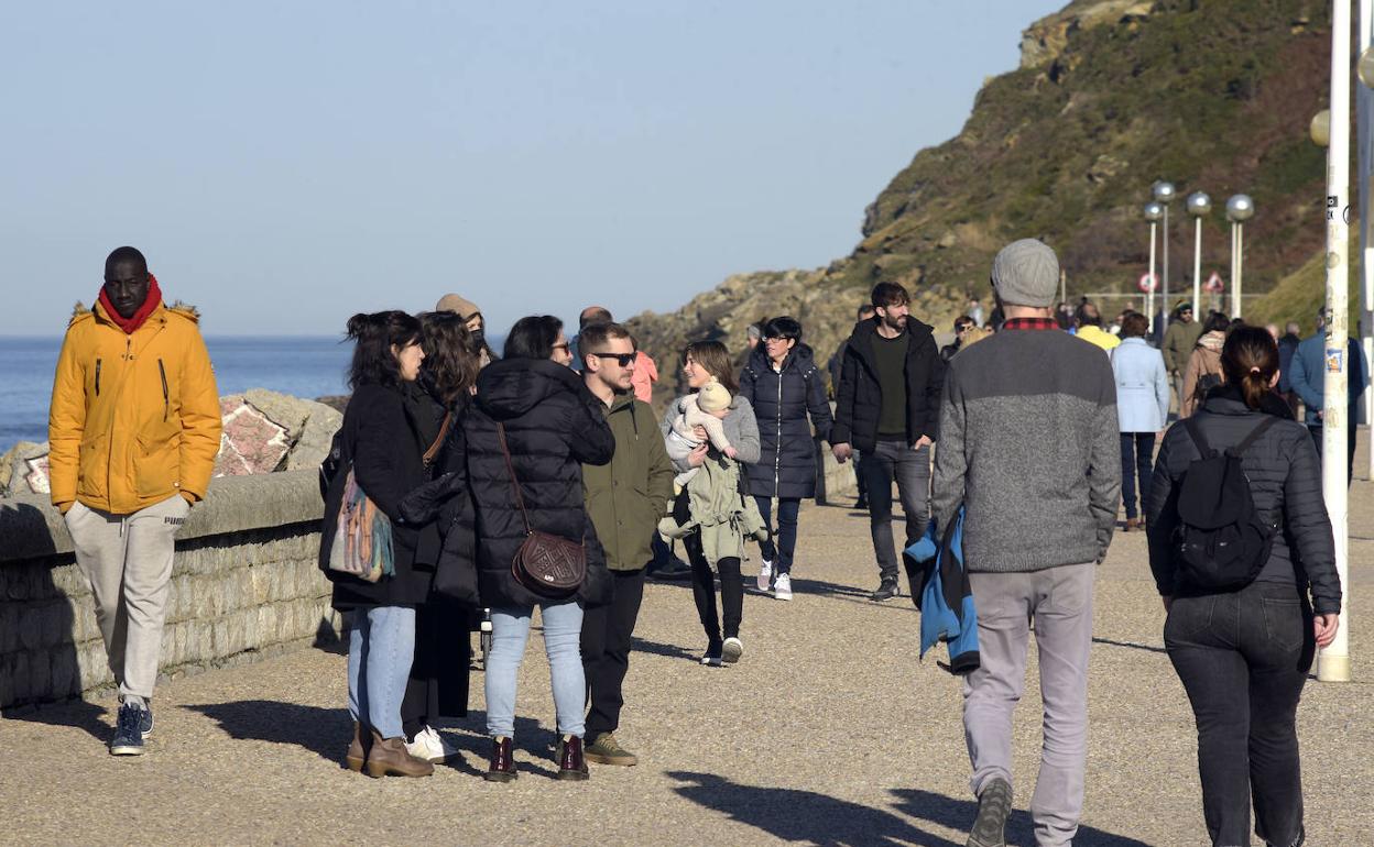 Numerosas personas aprovechan el buen tiempo en Donostia. 