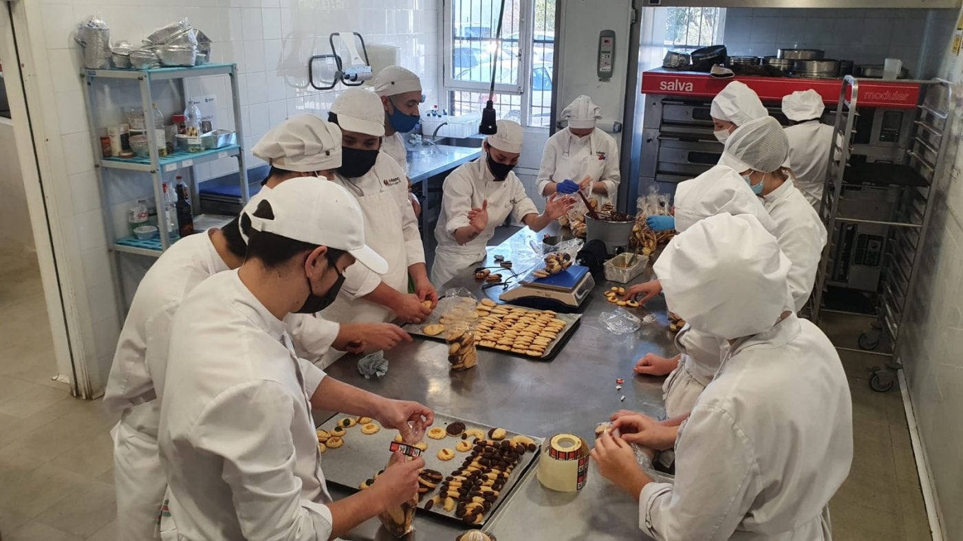 Un grupo de alumnos de FP elabora las pastas y las empaqueta en bolsitas. 