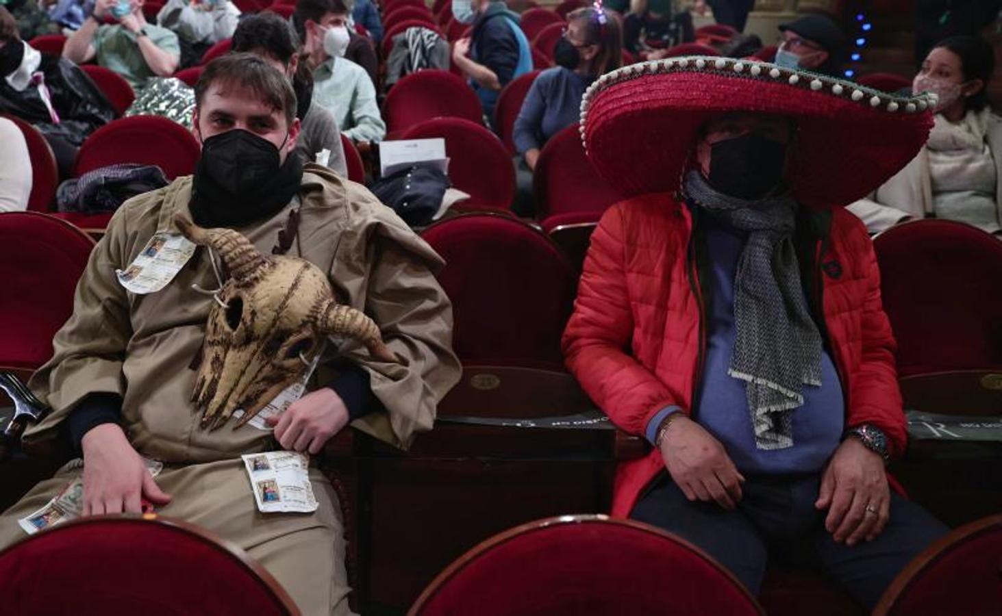 Dos de los asistentes al Teatro Real. 